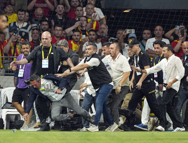Fenerbahçe Başkanı Ali Koç'a, Göztepe-Fenerbahçe maçının devre arasında yapılan saldırının görüntüleri ortaya çıktı